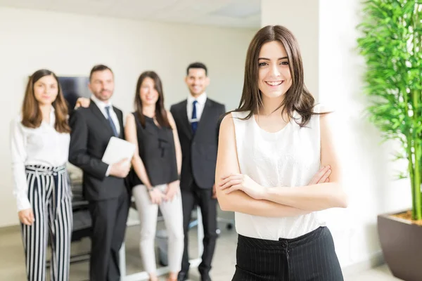 Mujer Positiva Magnate Los Negocios Sonriendo Mientras Lidera Organización —  Fotos de Stock