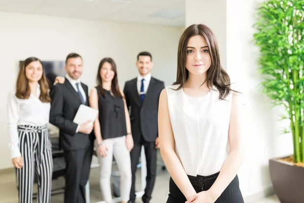 Empleados Multiraciales Mirando Hermoso Supervisor Dando Ejemplo Para Ellos Oficina — Foto de Stock