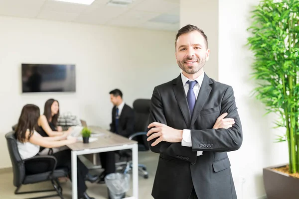 Porträt Eines Erwachsenen Geschäftsmannes Mit Verschränkten Armen Während Das Team — Stockfoto