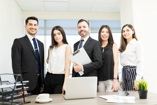 Ritratto Manager Fiducioso Sorridente Con Associati Nell Organizzazione — Foto Stock