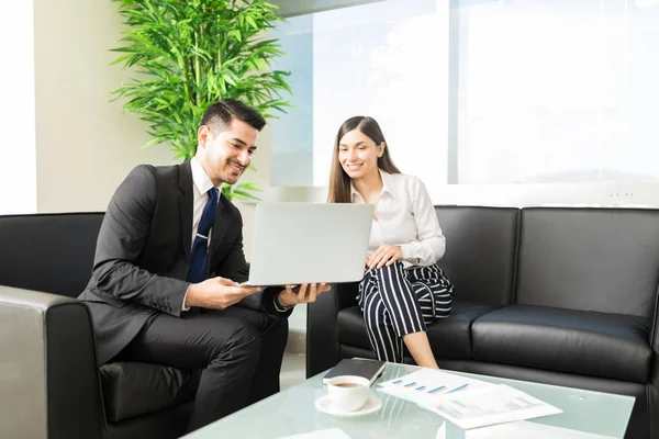 Glimlachend Mannelijke Jurist Weergegeven Aanvraagdetails Aan Vrouwelijke Client Laptop Kantoor — Stockfoto