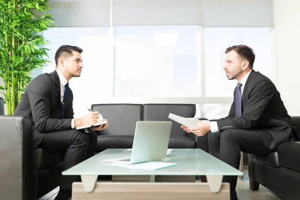 Sidovy Ung Affärsman Anteckningar Från Boss Entrén — Stockfoto