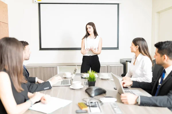 Female Business Leader Sharing Project Details Clients Meeting Office — Stock Photo, Image