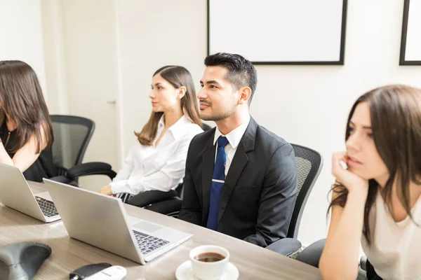 Gerentes Diferentes Departamentos Discuten Trabajo Sala Conferencias Oficina — Foto de Stock