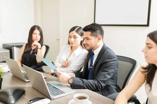 Gerentes Diferentes Departamentos Discutindo Trabalho Sala Conferências Escritório — Fotografia de Stock