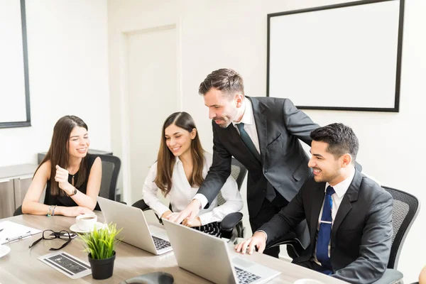 Gerente Masculino Adulto Medio Que Ayuda Los Empleados Con Proyecto — Foto de Stock