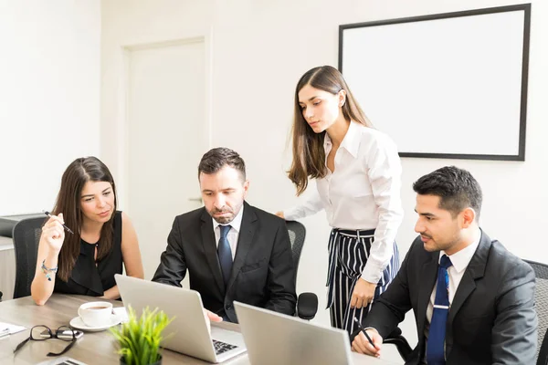 Manliga Och Kvinnliga Affärskollegor Arbetar Tillsammans Laptop Mötet Styrelserummet — Stockfoto