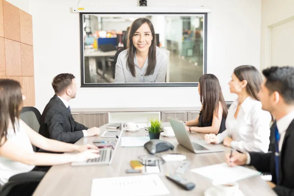 Multi Etnisch Mannelijke Vrouwelijke Collega Het Bijwonen Van Presentatie Bestuurskamer — Stockfoto