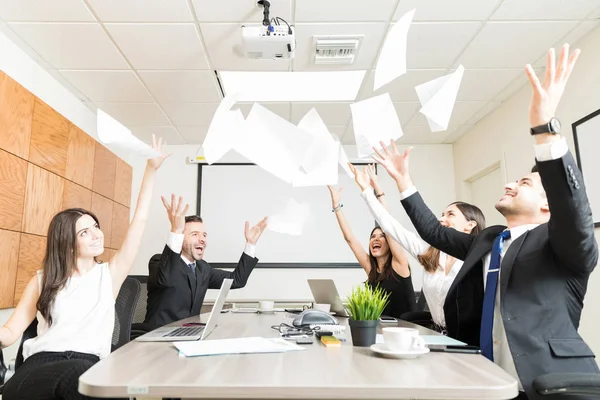 Веселые Менеджеры Продажам Швыряют Бумажки Воздух Столом Конференций — стоковое фото