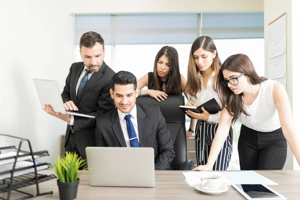 Puissants Employés Bureau Regardant Présentation Sur Ordinateur Portable Bureau — Photo