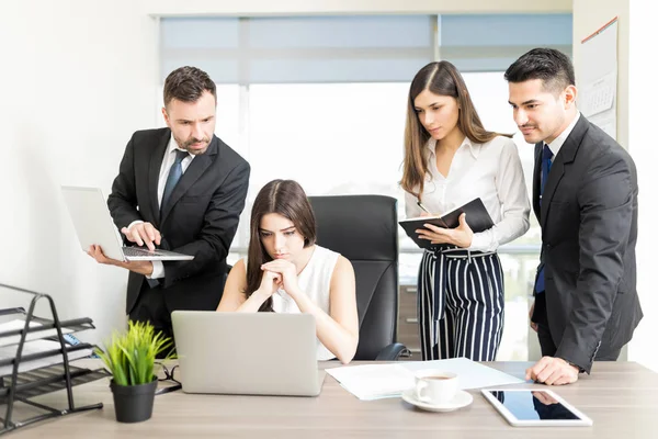 Mujer Trabajadora Con Colegas Mirando Portátil Durante Reunión Oficina —  Fotos de Stock