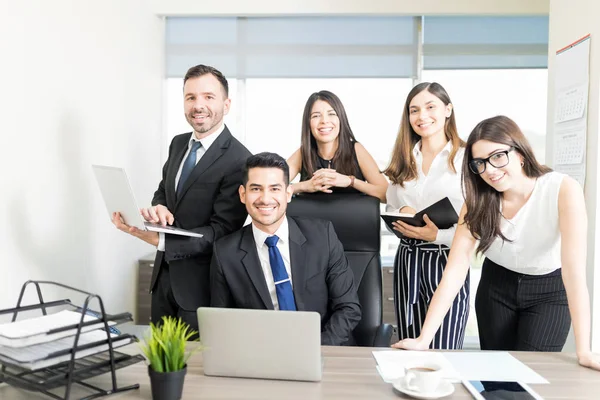 Gruppe Erfolgreicher Buchhalter Blickt Die Kamera Und Lächelt Büro — Stockfoto