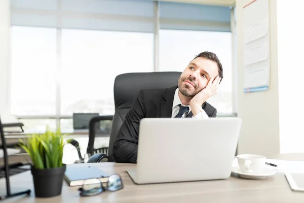 Nachdenkliche Büroangestellte Wartet Schreibtisch Auf Das Ende Des Arbeitstages — Stockfoto