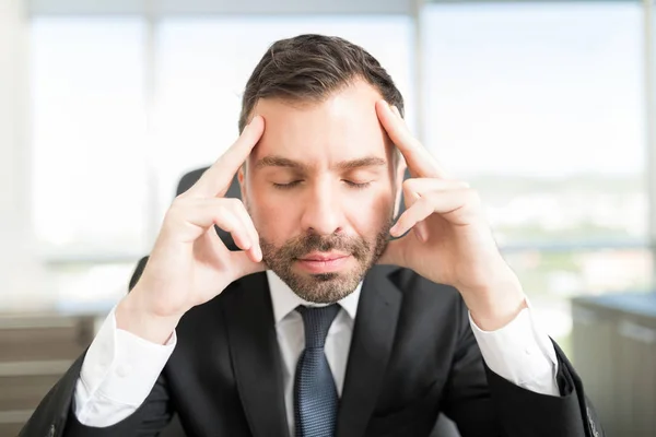 Konzentrierter Geschäftsmann Mit Geschlossenen Augen Wartet Auf Inspiration Amt — Stockfoto