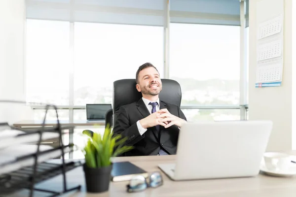 Hispanic Uitvoerend Manager Denken Iets Goed Zittend Office — Stockfoto