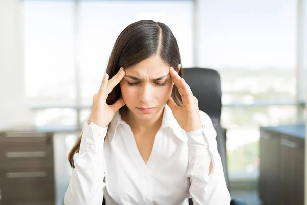 Gestresste Junge Managerin Mit Kopfschmerzen Schläfen Büro — Stockfoto