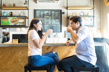 Kendine güvenen genç kadın ortağındaki kafede kahve arıyor
