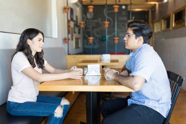 Konuşma ve diğer kişisel keşfetmek sevgili yan görünüm kafede oturuyor