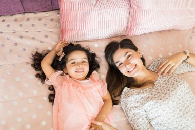 Anne yatakta yatan süre gülümseyen kadın çoluk çocuk