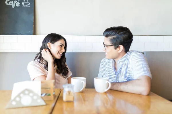 喫茶店のテーブルに座っていちゃつくロマンチックなカップルは幸せ — ストック写真