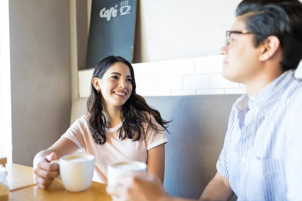 Mujer Joven Enamorándose Hombre Lindo Mientras Pasa Rato Con Cafetería —  Fotos de Stock