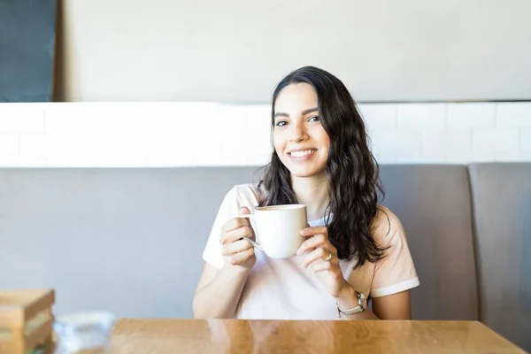 Portrait Jeune Femme Heureuse Tenant Tasse Café Tout Étant Assis — Photo