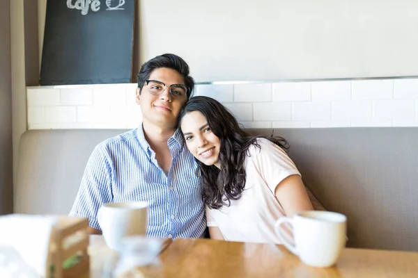 Romantikus Fiatal Partnerek Mosolyogva Miközben Lógott Kávéház — Stock Fotó