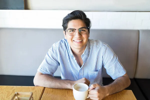 Μεγάλη Γωνία Θέα Χαρούμενος Νεαρός Άνδρας Έχοντας Καπουτσίνο Καφετέρια — Φωτογραφία Αρχείου