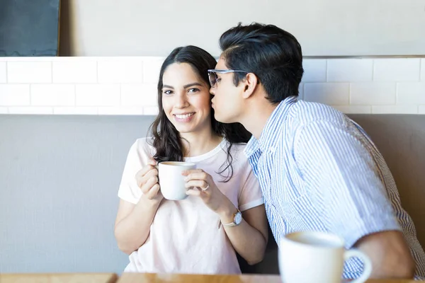 カフェでコーヒーを飲んでいる間ロマンチックなパートナーの会社を楽しんで幸せな若い女 — ストック写真