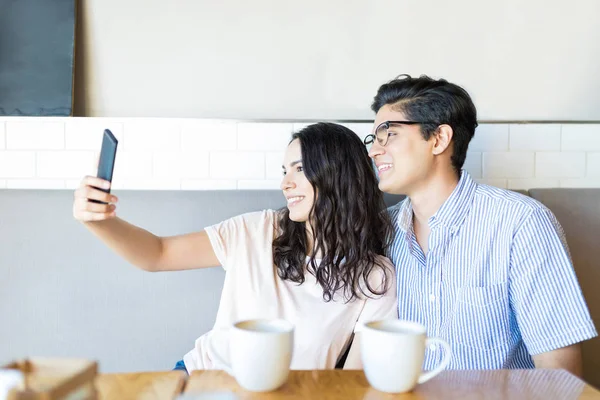 Feliz Namorado Namorada Capturando Memórias Smartphone Enquanto Saem Café — Fotografia de Stock