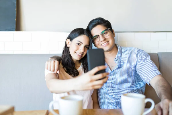 Hispánské Mladý Pár Pořizování Selfie Mobilním Telefonu Zatímco Datování Kavárně — Stock fotografie