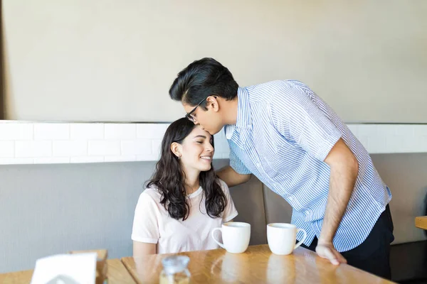 Masculino Admirador Dando Reconfortante Beijo Para Mulher Testa Café — Fotografia de Stock