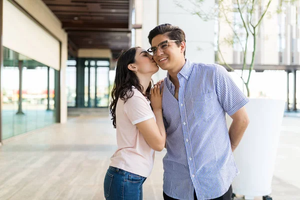 Sonriente Guapo Socio Recibiendo Beso Mejilla Por Novia Centro Comercial —  Fotos de Stock