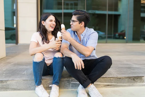 Hombre Guapo Hablando Mientras Disfruta Del Helado Con Pareja Centro — Foto de Stock