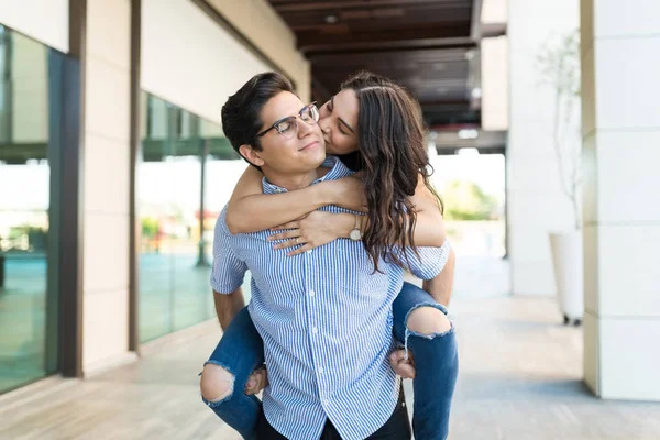 Romantikus Megcsókolta Ember Arcát Miközben Hozzákapcsolt Utazás Bevásárlóközpont — Stock Fotó