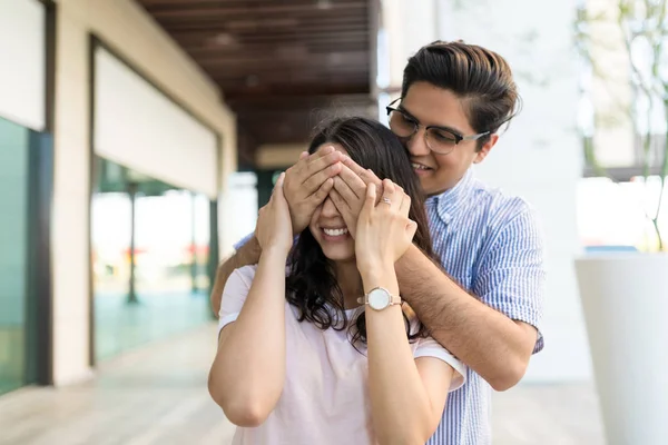 Attraente Ragazzo Che Copre Gli Occhi Della Donna Sorprenderla Nel — Foto Stock