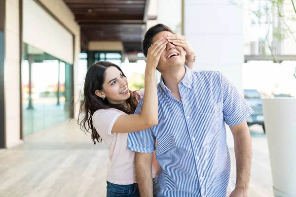 Adorável Namorada Surpreendendo Seu Homem Por Trás Cobrindo Seus Olhos — Fotografia de Stock