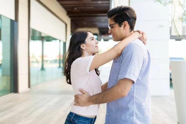 Zufriedenes Lateinisches Paar Das Sich Umarmt Während Sich Einkaufszentrum Anschaut — Stockfoto