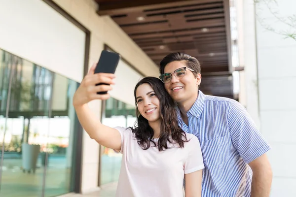 Beautiful Young Couple Smiling While Taking Selfie Smartphone Shopping Mall — Stock Photo, Image