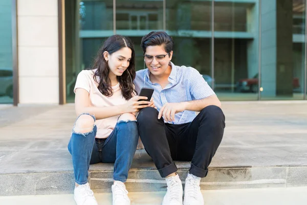 Full Längd Söta Par Checkar Mobiltelefonen När Lyssnar Musik Utanför — Stockfoto