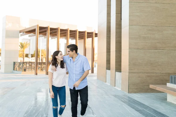 Attrayant Latin Jeune Couple Marche Bras Autour Sourire Extérieur Centre — Photo