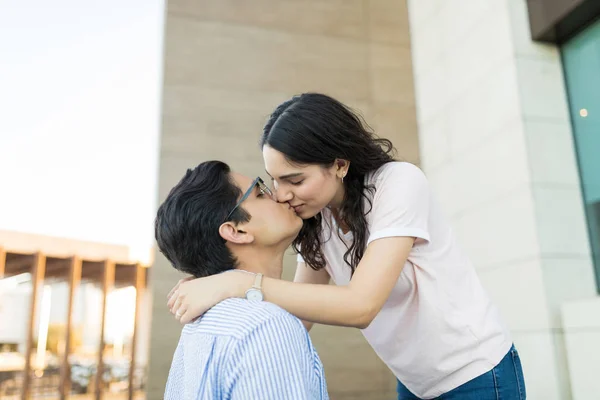 Romantische Freundin Und Freund Küssen Sich Auf Den Lippen Vor — Stockfoto