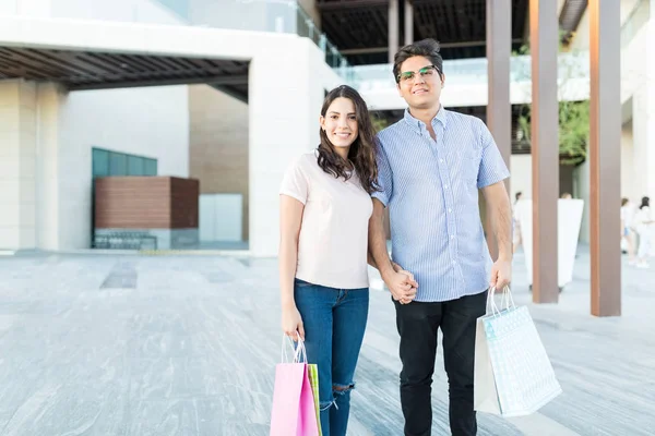 Coppia Ispanica Che Tiene Mano Mentre Trasporta Borse Della Spesa — Foto Stock