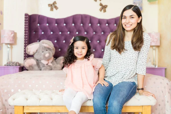 Retrato Mãe Filha Felizes Sentados Banquinho Pés Quarto — Fotografia de Stock