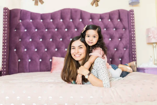 Menina Bonito Deitado Jovem Mãe Cama Casa — Fotografia de Stock