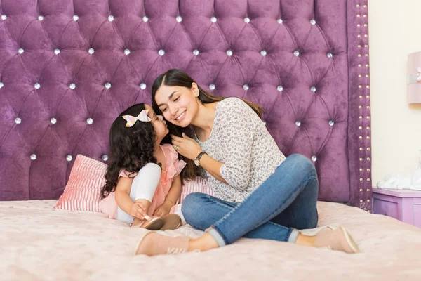 Inocente Hija Compartiendo Sus Secretos Con Madre Mientras Está Sentada —  Fotos de Stock