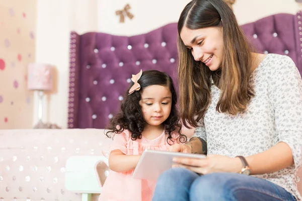 Mujer Joven Mostrando Imágenes Niña Tableta Computadora Dormitorio — Foto de Stock