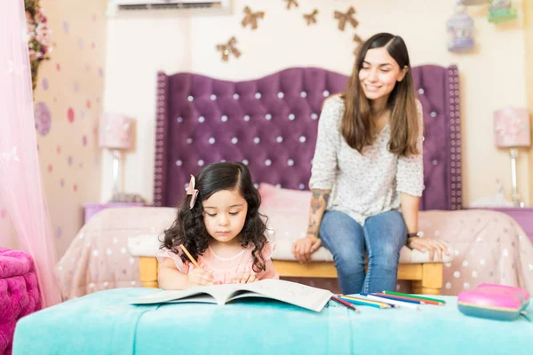 Női Gyermek Learning Rajz Miközben Zsámolyt Hálószobában Babysitter — Stock Fotó