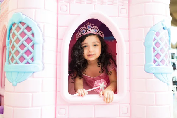 可爱的女孩穿着公主服装在家里的游戏室 — 图库照片