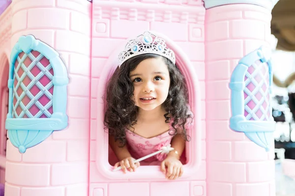 Criança Feminina Usando Coroa Enquanto Olha Através Janela Castelo Casa — Fotografia de Stock